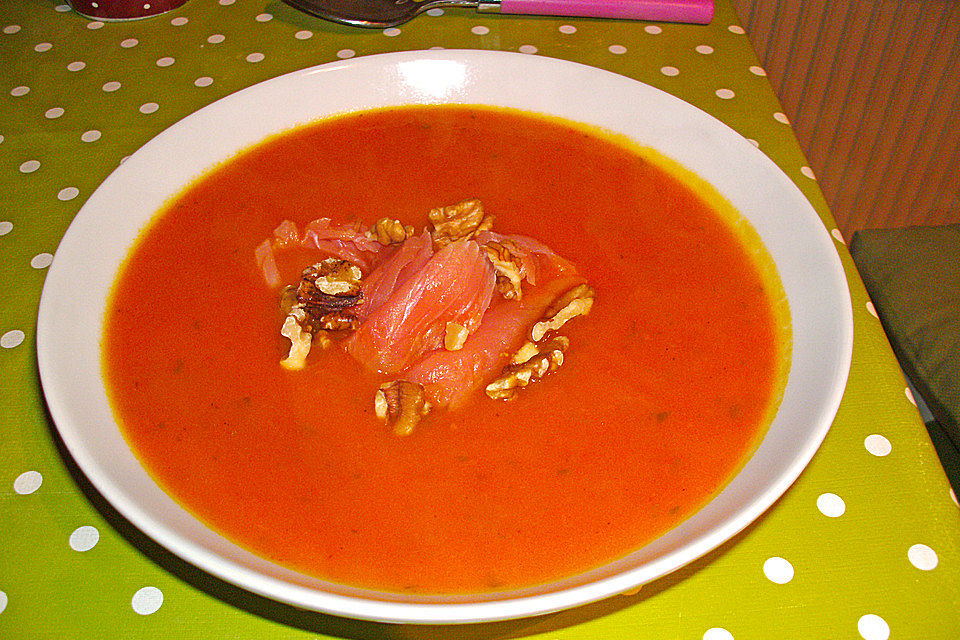 Pikante Kürbis - Kartoffelsuppe mit Räucherlachs und Shrimps