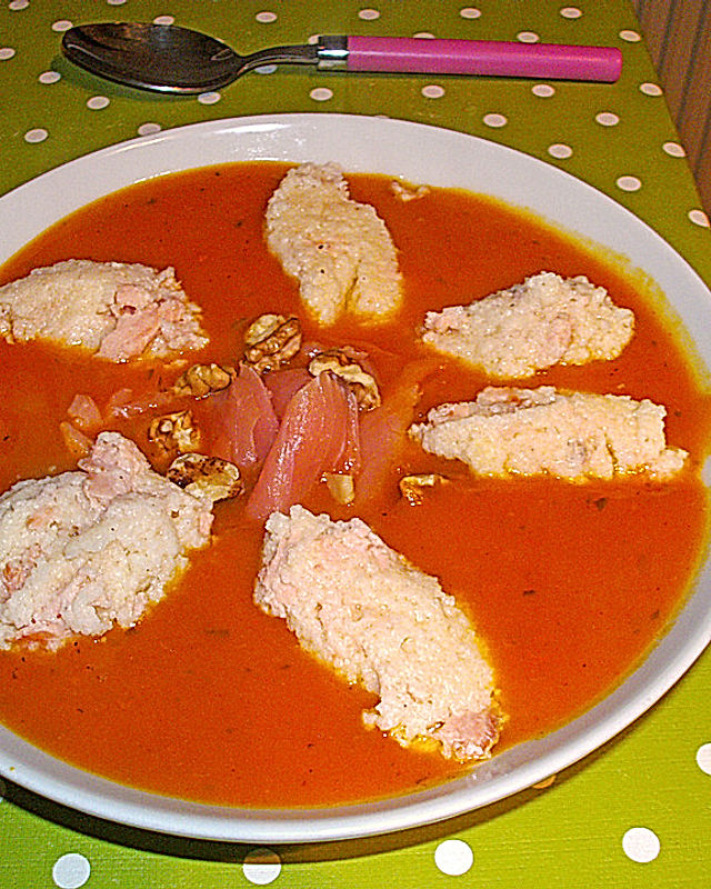 Pikante Kürbis - Kartoffelsuppe mit Räucherlachs und Shrimps