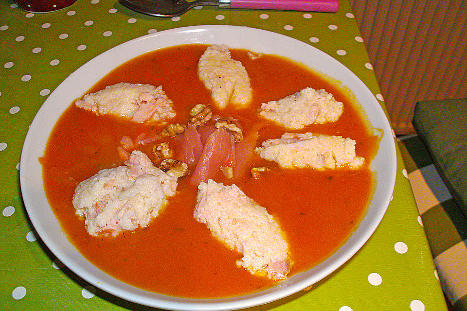 Pikante Kürbis - Kartoffelsuppe mit Räucherlachs und Shrimps