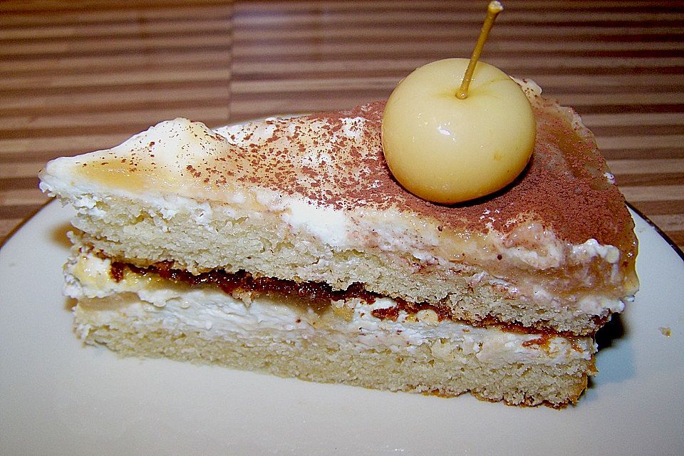 Süße Apfeltorte mit Mascarponecreme und feiner weihnachtlicher Note