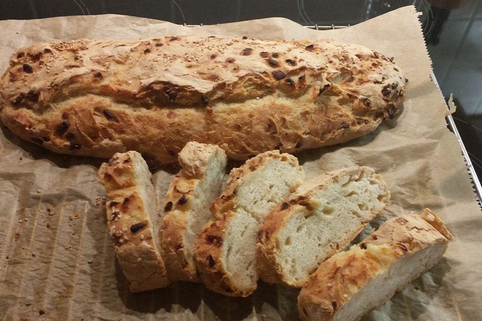 Herzhaftes Zwiebelbrot oder Zwiebelbaguette Herzhaftes Zwiebelbrot oder Zwiebelbaguette