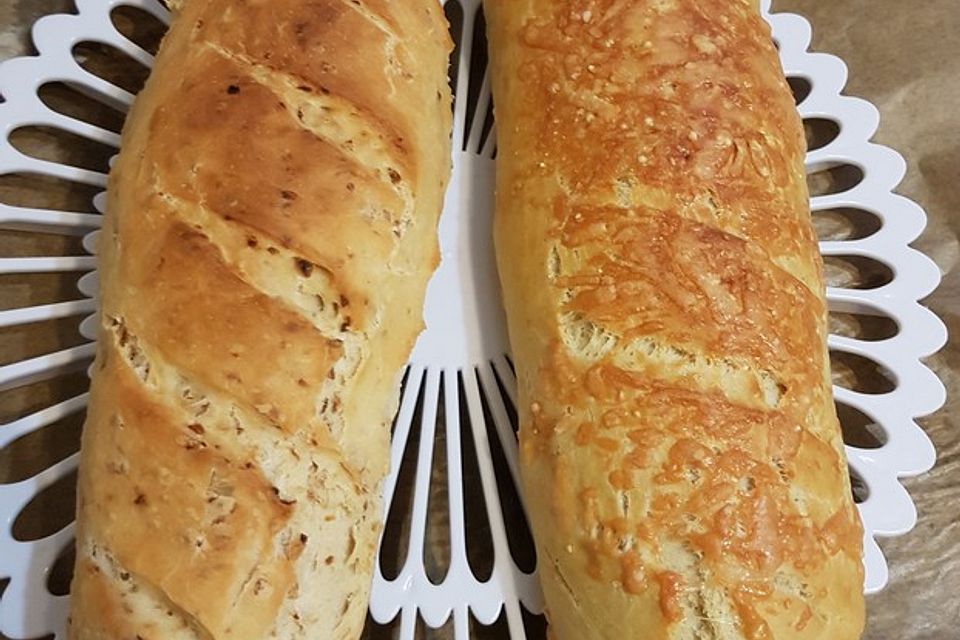 Herzhaftes Zwiebelbrot oder Zwiebelbaguette Herzhaftes Zwiebelbrot oder Zwiebelbaguette