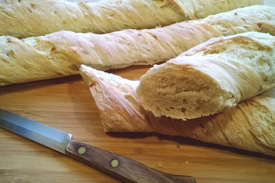 Herzhaftes Zwiebelbrot oder Zwiebelbaguette Herzhaftes Zwiebelbrot oder Zwiebelbaguette