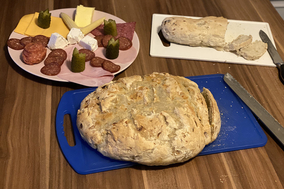 Herzhaftes Zwiebelbrot oder Zwiebelbaguette Herzhaftes Zwiebelbrot oder Zwiebelbaguette