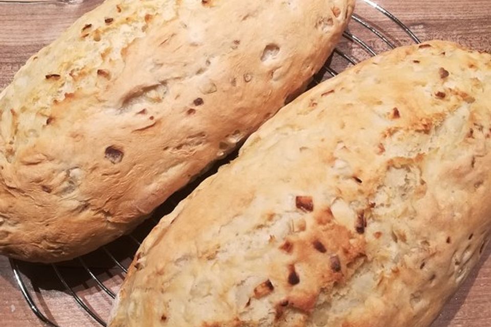 Herzhaftes Zwiebelbrot oder Zwiebelbaguette Herzhaftes Zwiebelbrot oder Zwiebelbaguette