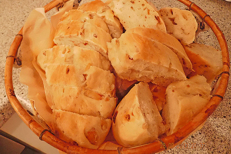 Herzhaftes Zwiebelbrot oder Zwiebelbaguette Herzhaftes Zwiebelbrot oder Zwiebelbaguette