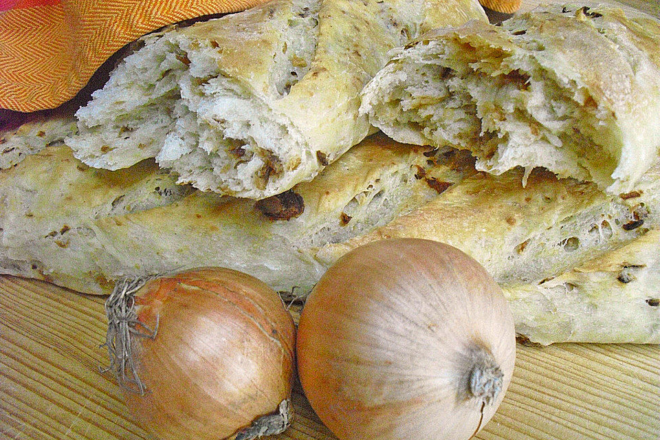 Herzhaftes Zwiebelbrot oder Zwiebelbaguette Herzhaftes Zwiebelbrot oder Zwiebelbaguette