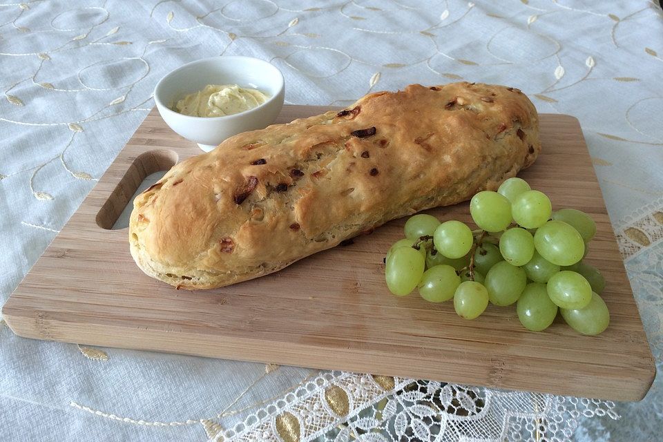 Herzhaftes Zwiebelbrot oder Zwiebelbaguette Herzhaftes Zwiebelbrot oder Zwiebelbaguette