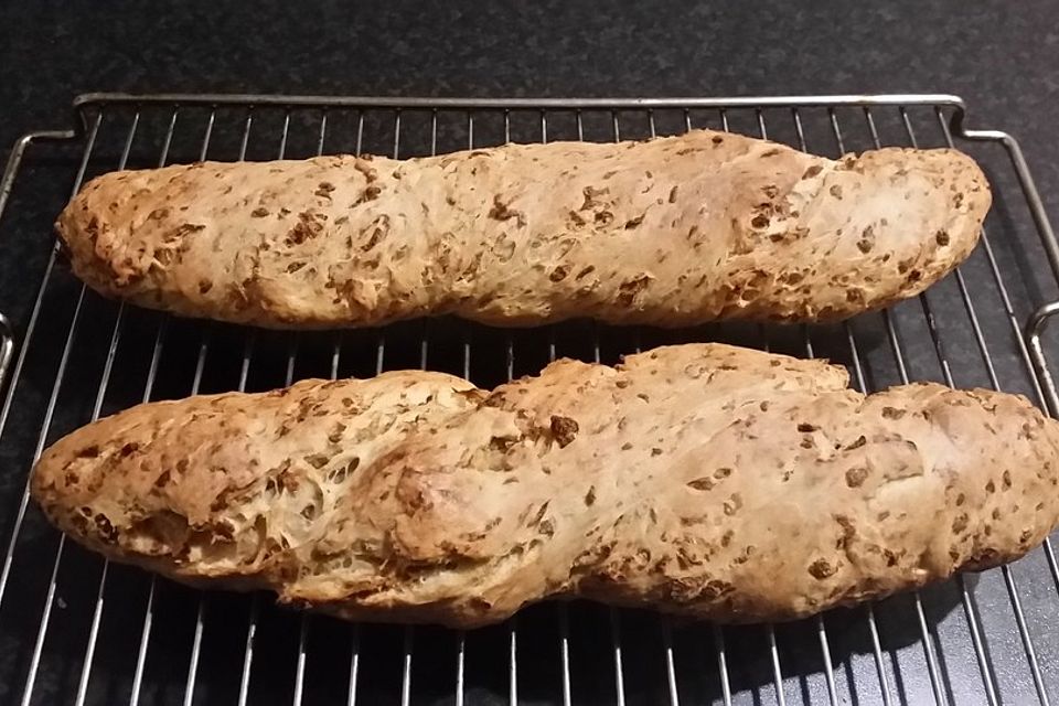 Herzhaftes Zwiebelbrot oder Zwiebelbaguette Herzhaftes Zwiebelbrot oder Zwiebelbaguette