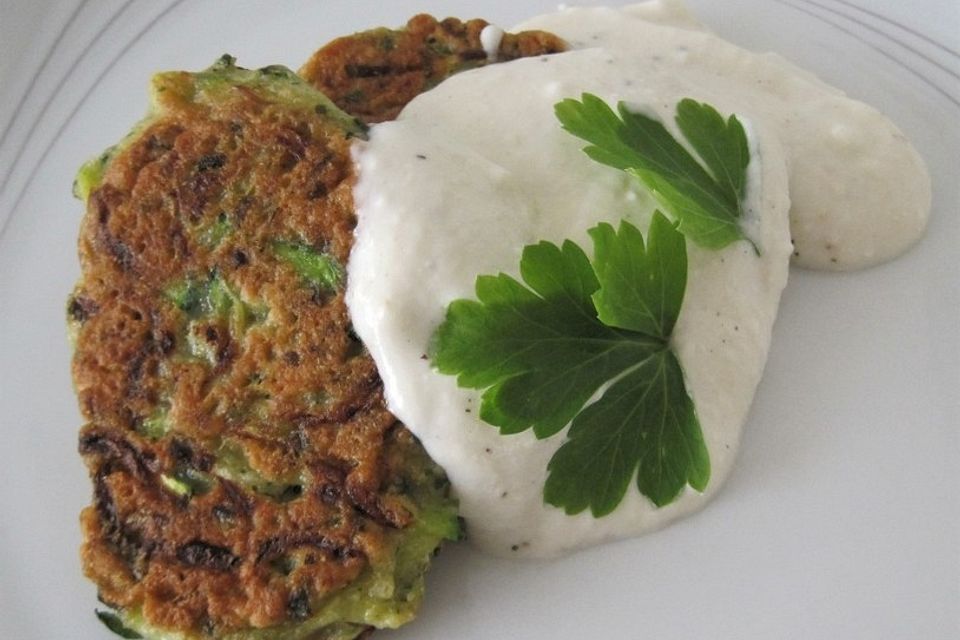 Zucchinipuffer mit Joghurt - Meerrettich -Dip