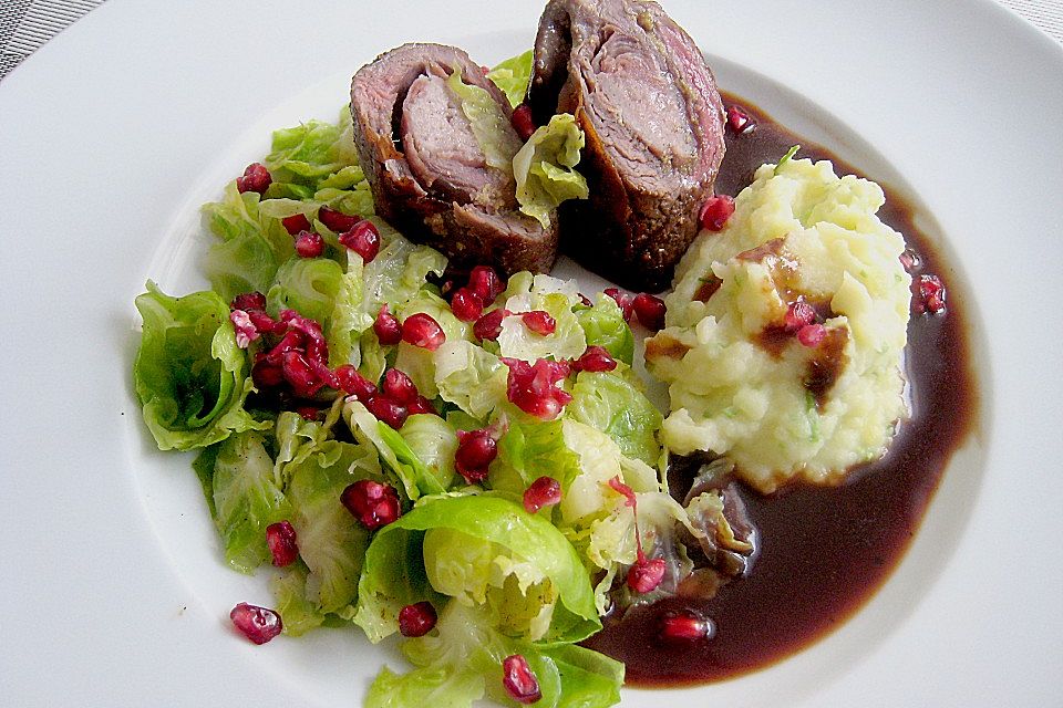 Rinderrouladen aus dem Filet geschnitten mit Rosenkohlblättern und Granatapfelkörnern