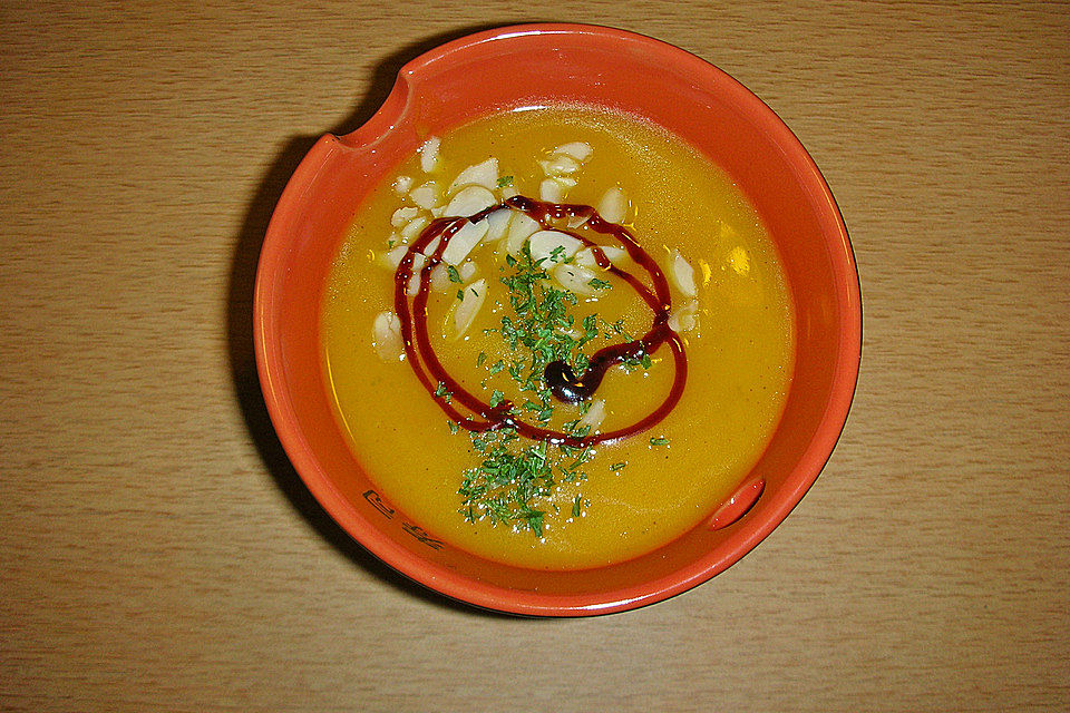 Butternut Kürbissuppe mit karamellisierten Walnüssen