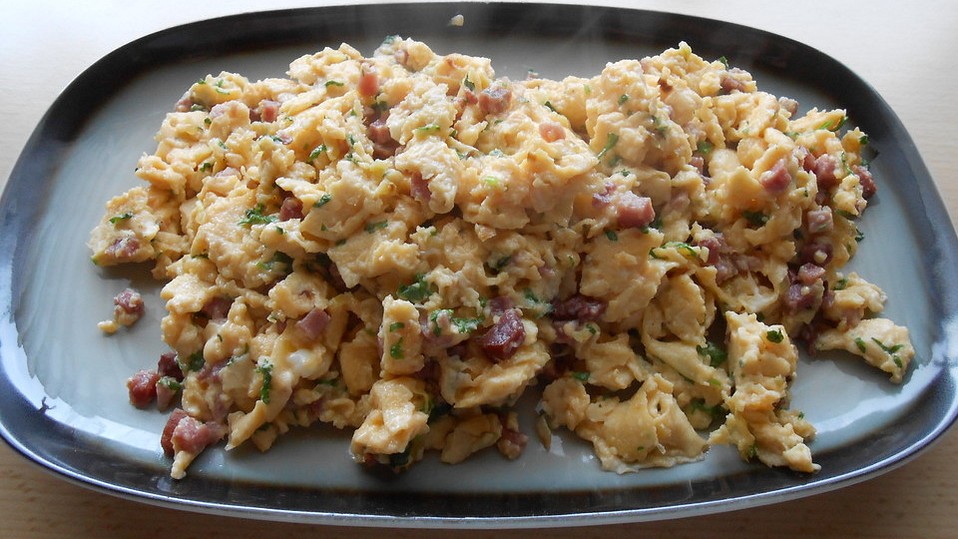 Beas Rührei mit Speck und frischen Kräutern von bellagiora