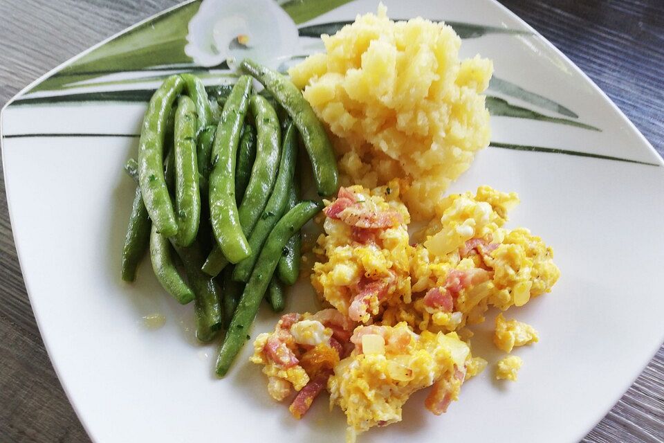 Beas Rührei mit Speck und frischen Kräutern