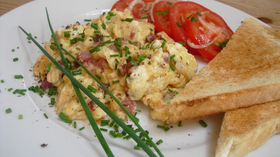 Beas Rührei mit Speck und frischen Kräutern von bellagiora