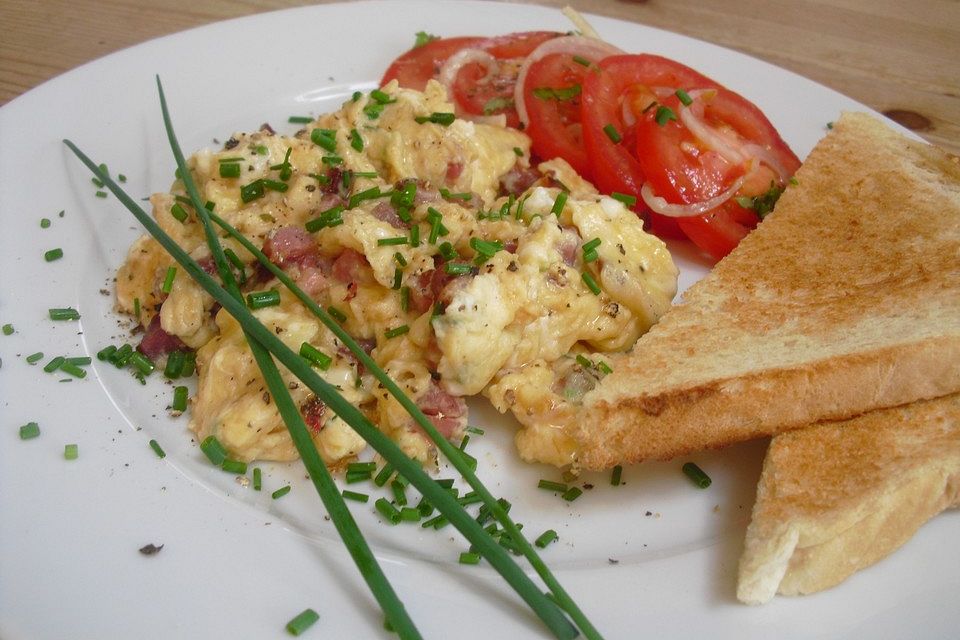 Beas Rührei mit Speck und frischen Kräutern