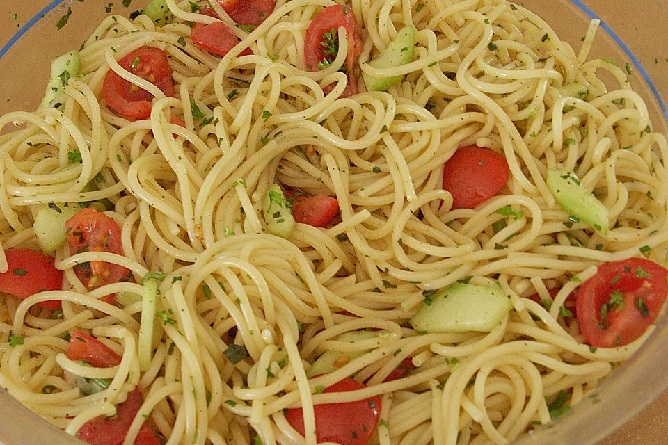 Spaghetti - Salat mit Kräutern