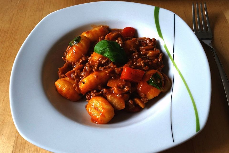 Gnocchi-Hack-Pfanne mit Basilikum