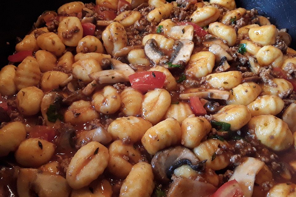 Gnocchi-Hack-Pfanne mit Basilikum