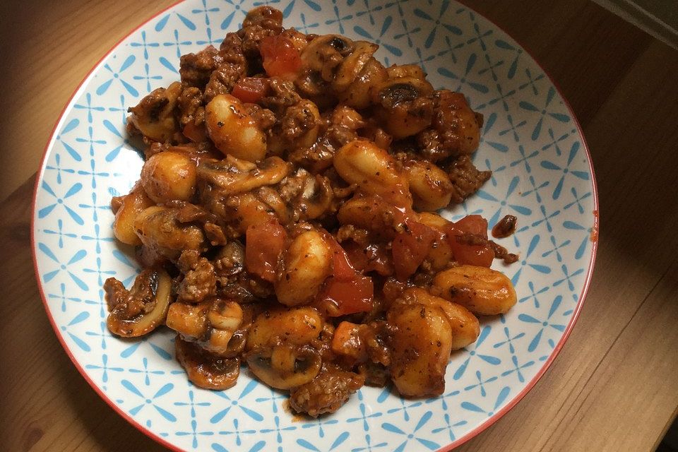 Gnocchi-Hack-Pfanne mit Basilikum