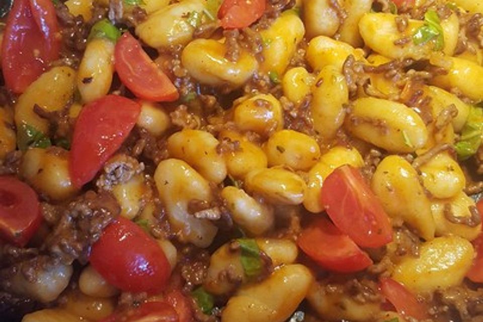 Gnocchi-Hack-Pfanne mit Basilikum