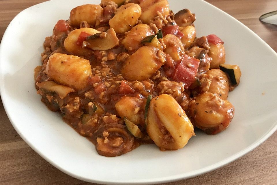 Gnocchi-Hack-Pfanne mit Basilikum