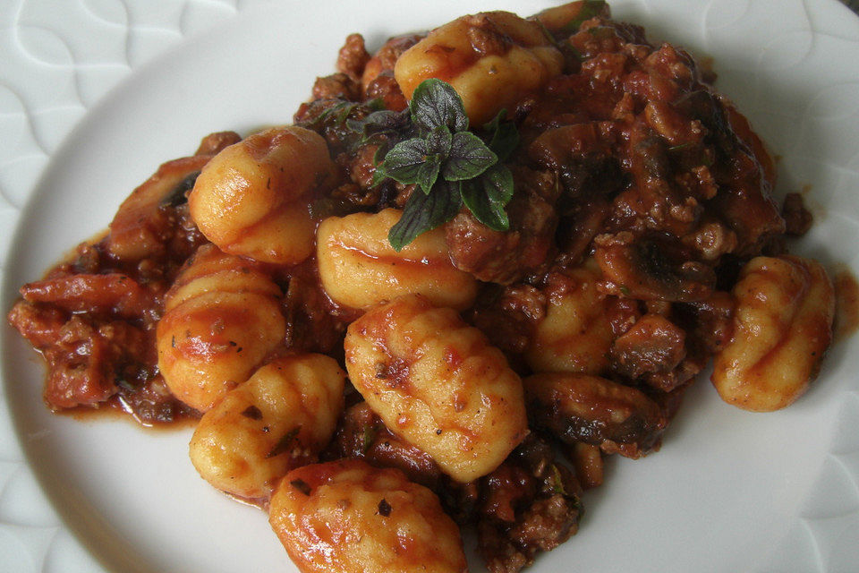 Gnocchi-Hack-Pfanne mit Basilikum