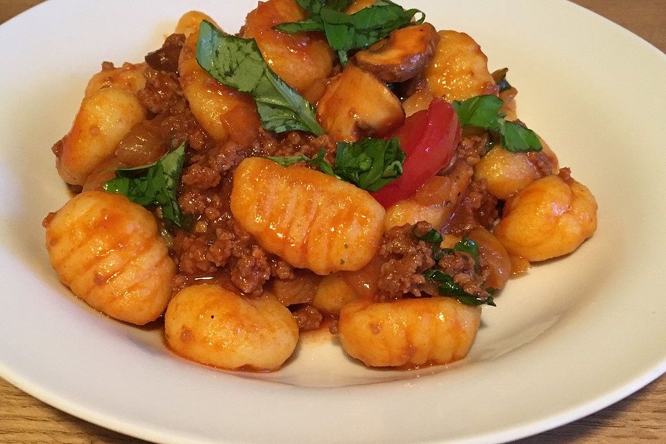 Gnocchi-Hack-Pfanne mit Basilikum