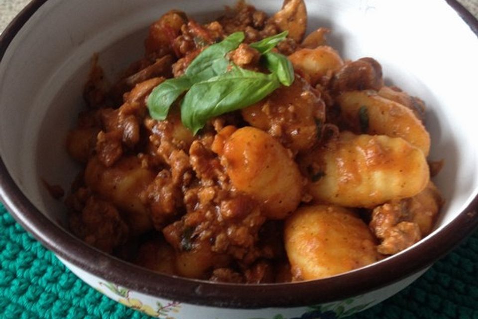 Gnocchi-Hack-Pfanne mit Basilikum