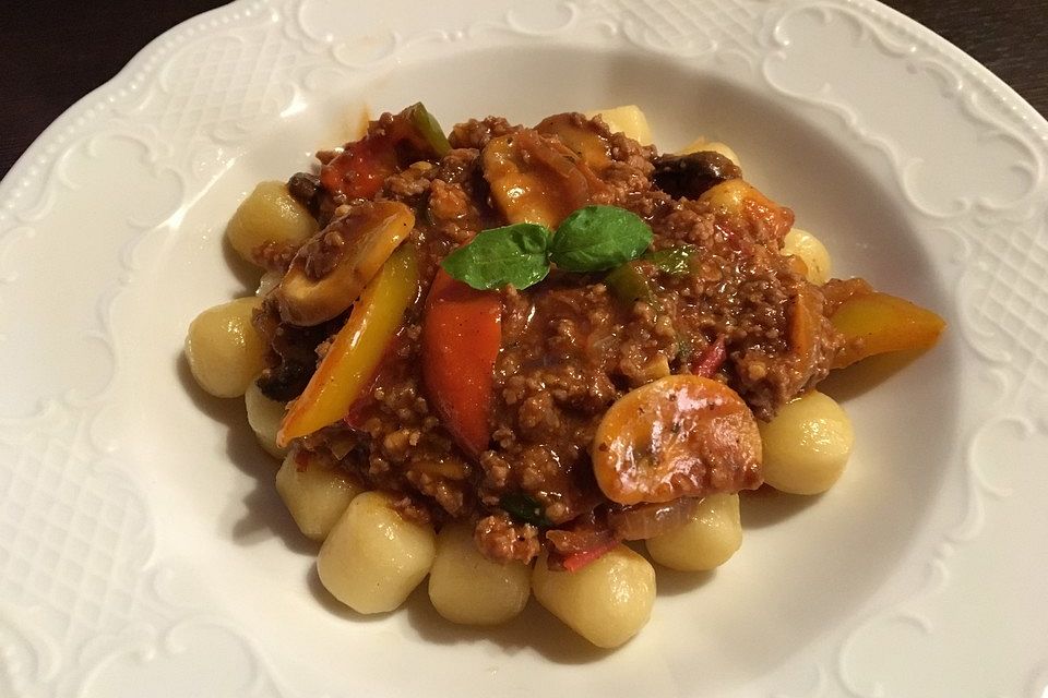 Gnocchi-Hack-Pfanne mit Basilikum