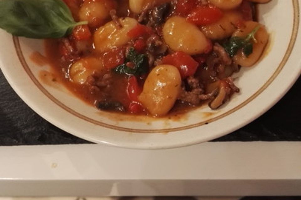 Gnocchi-Hack-Pfanne mit Basilikum