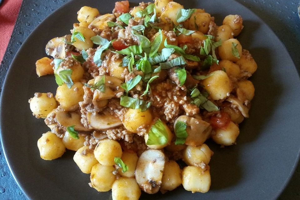 Gnocchi-Hack-Pfanne mit Basilikum