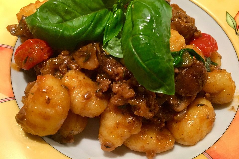 Gnocchi-Hack-Pfanne mit Basilikum