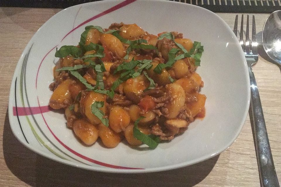 Gnocchi-Hack-Pfanne mit Basilikum