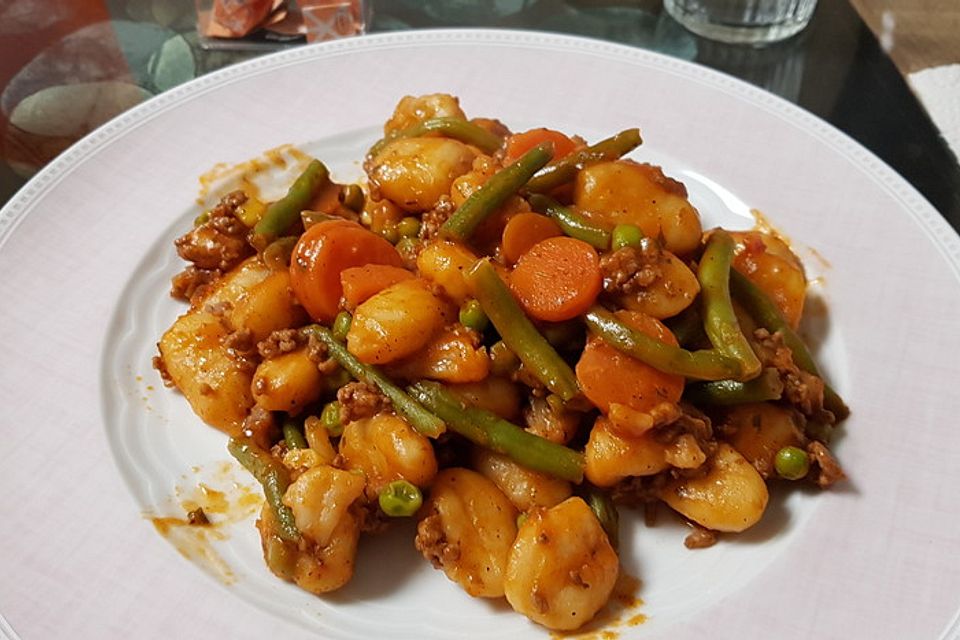 Gnocchi-Hack-Pfanne mit Basilikum