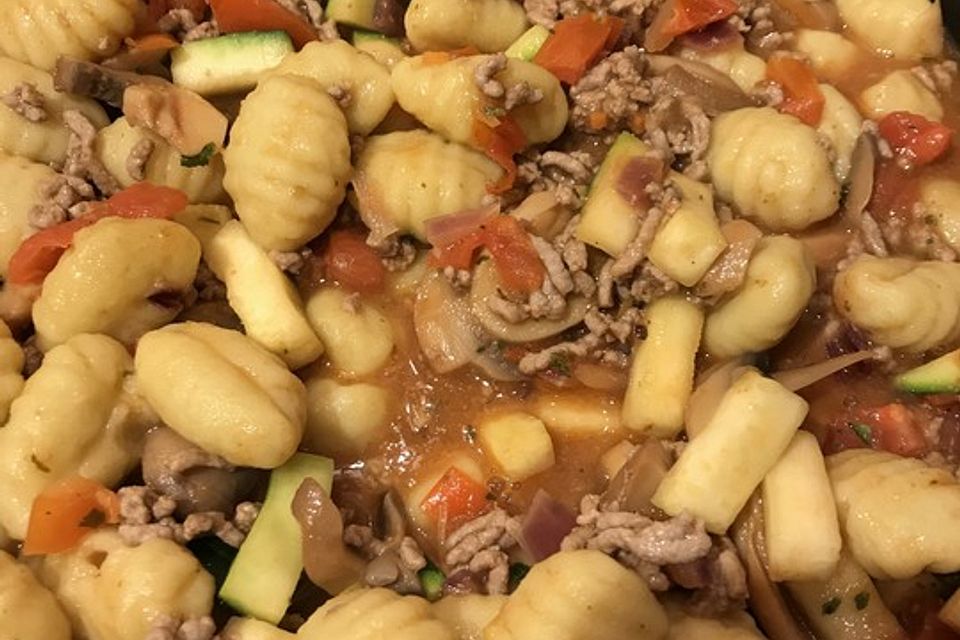 Gnocchi-Hack-Pfanne mit Basilikum