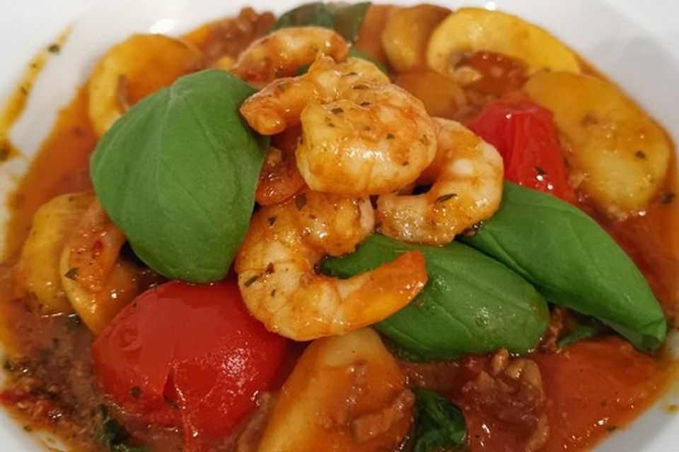 Gnocchi-Hack-Pfanne mit Basilikum