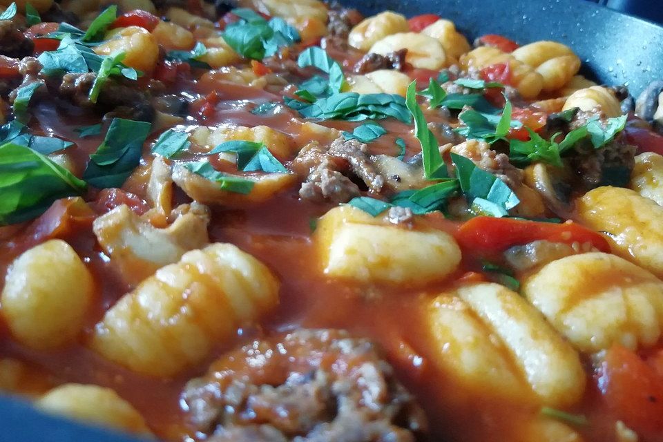 Gnocchi-Hack-Pfanne mit Basilikum