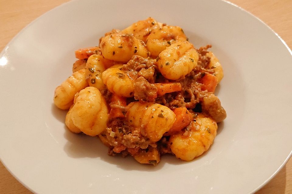 Gnocchi-Hack-Pfanne mit Basilikum