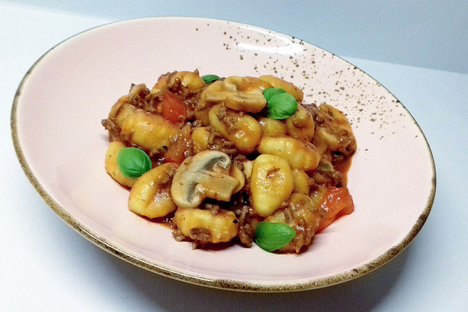 Gnocchi-Hack-Pfanne mit Basilikum