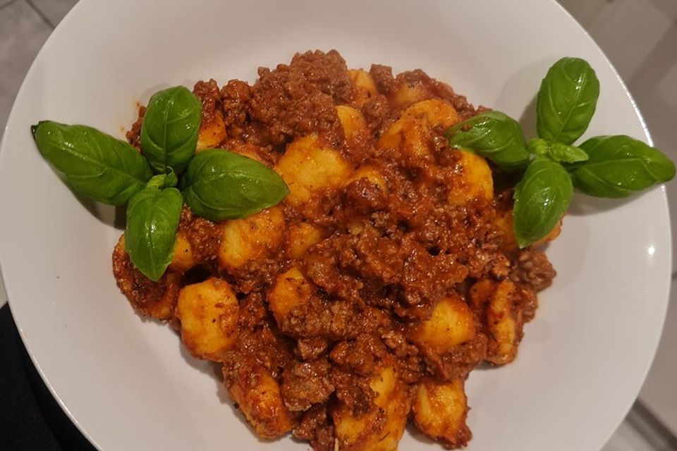 Gnocchi-Hack-Pfanne mit Basilikum