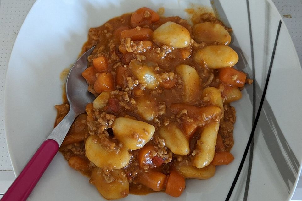 Gnocchi-Hack-Pfanne mit Basilikum