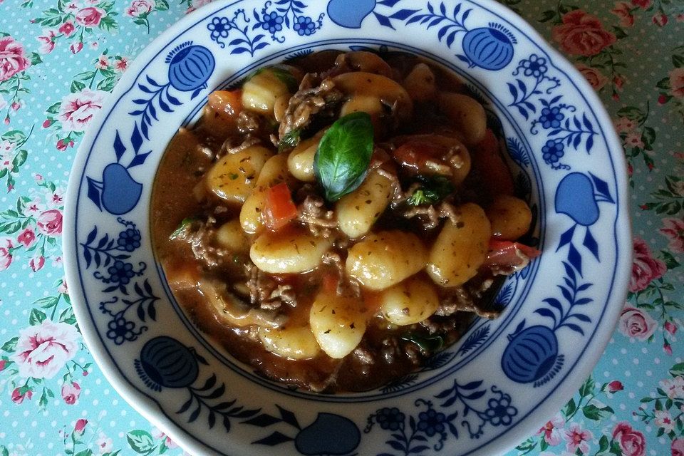 Gnocchi-Hack-Pfanne mit Basilikum