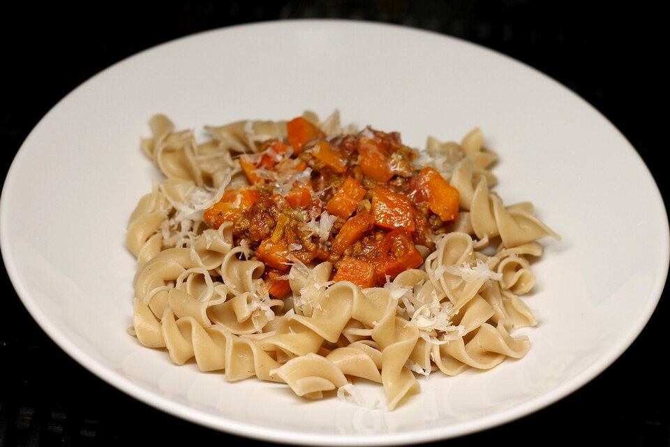 Nudeln mit Kürbis - Hackfleisch - Sauce