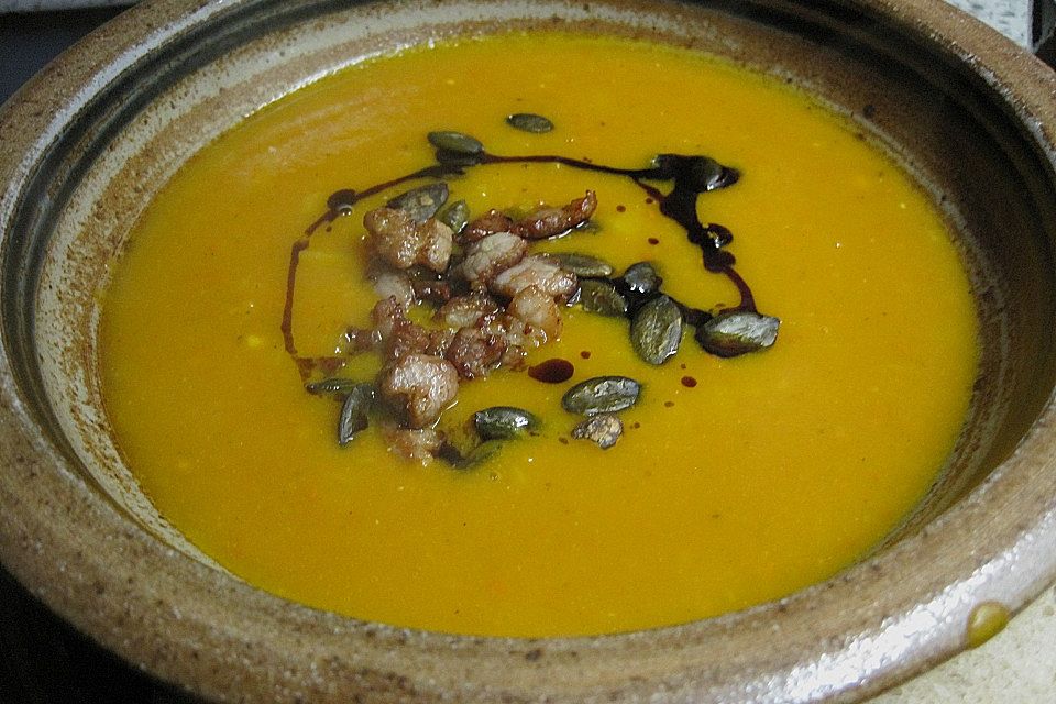 Kürbissuppe mit Paprikaschoten, Ingwer und Curry