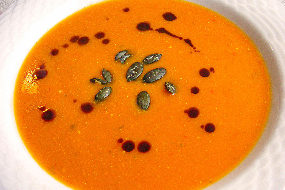 Kürbissuppe mit Paprikaschoten, Ingwer und Curry