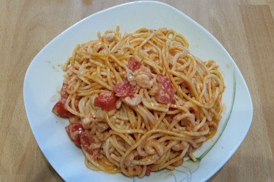 Nudeln mit Shrimps und Tomaten in Sahnesoße