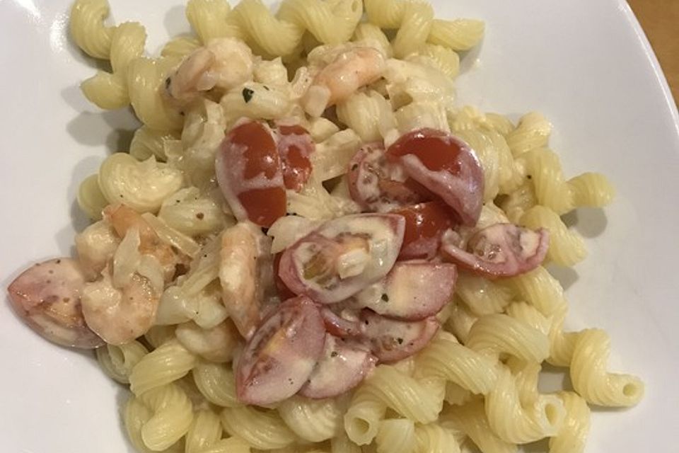 Nudeln mit Shrimps und Tomaten in Sahnesoße