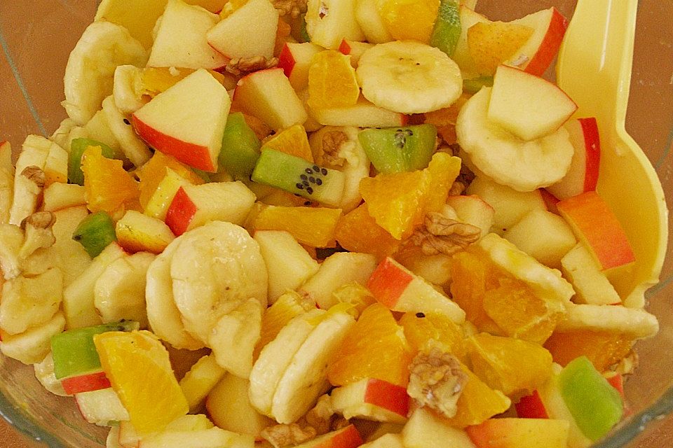 Obstsalat mit Walnüssen