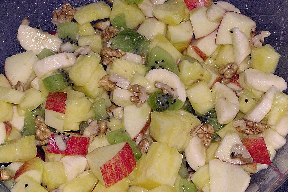 Obstsalat mit Walnüssen